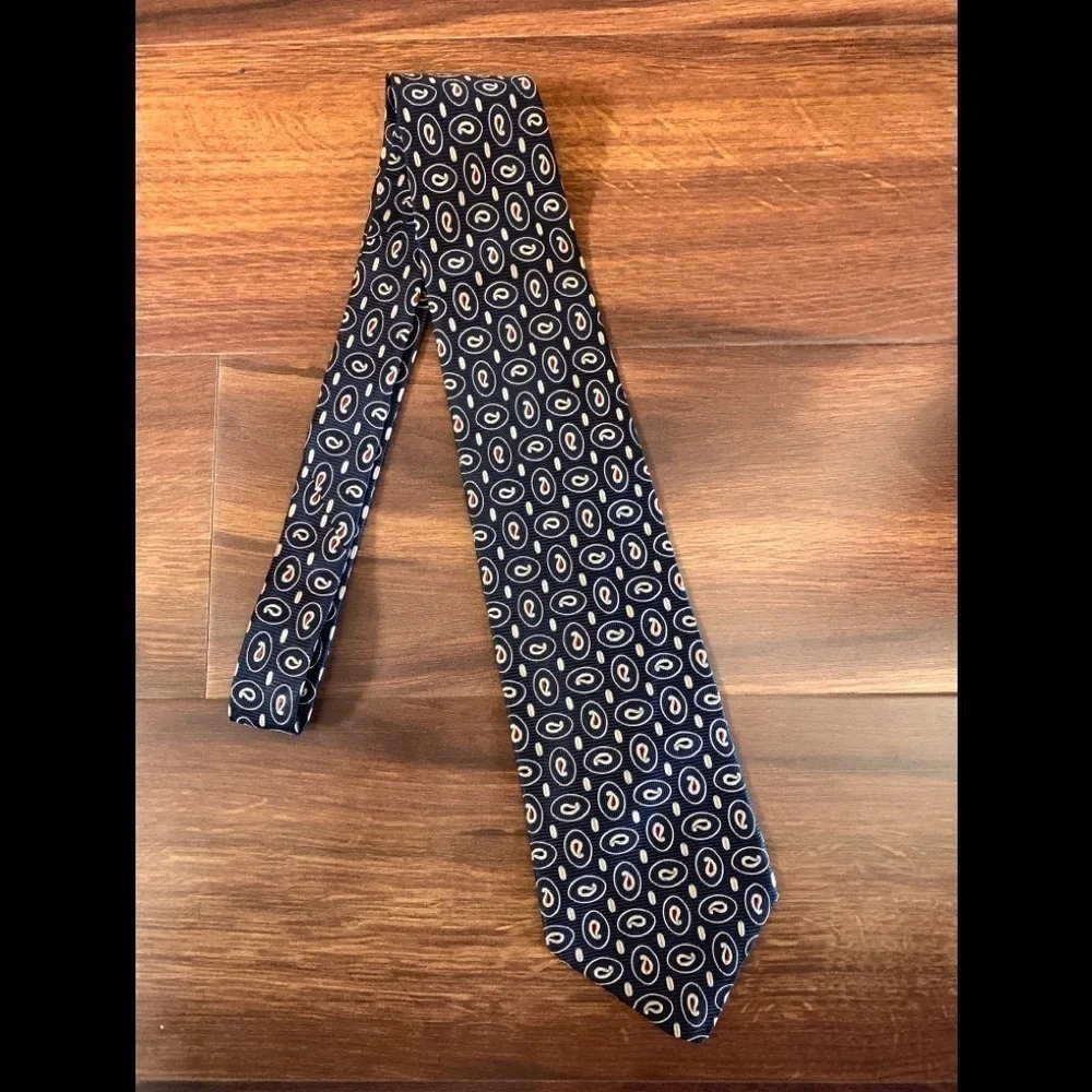 🍁END of YEAR SALE🍁LORD & TAYLOR 100% Italian Silk Paisley on Black  Necktie